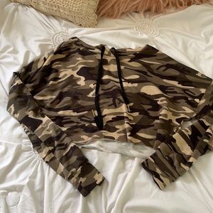 Camo cropped hoodie